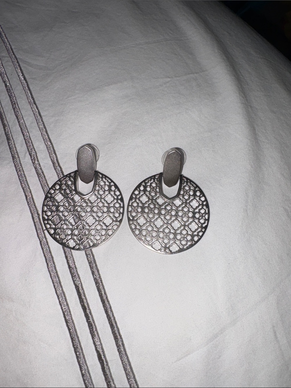 Never worn Kendra Scott Silver Filigree Round Drop Earrings